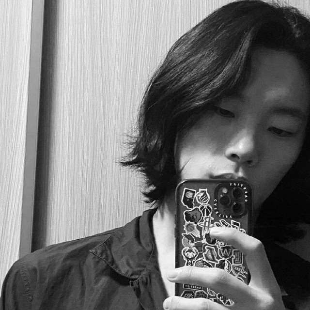 Ryu Jun-yeol posted a picture on the Instagram on the 1st, saying Monday, February 1.The photo showed Ryu Jun-yeol getting up early in the morning and taking a selfie.Ryu Jun-yeol showed off her charm of a pair of unpaired hairs as she digested her shoulder-touching hair.Ryu Jun-yeol, unlike the image that was shown in Reply 1988, attracted the charm of reversal with a chic and cool atmosphere.In particular, Ryu Jun-yeol attracted attention with a smartphone case with a lot of unique stickers.Meanwhile, Ryu Jun-yeol is filming a new film, The Alien (Gase), directed by Choi Dong-hoon.