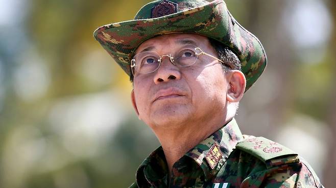 군부는 민 아웅 흘라잉 미얀마군 최고사령관에게 권력이 이양됐다고 전했다