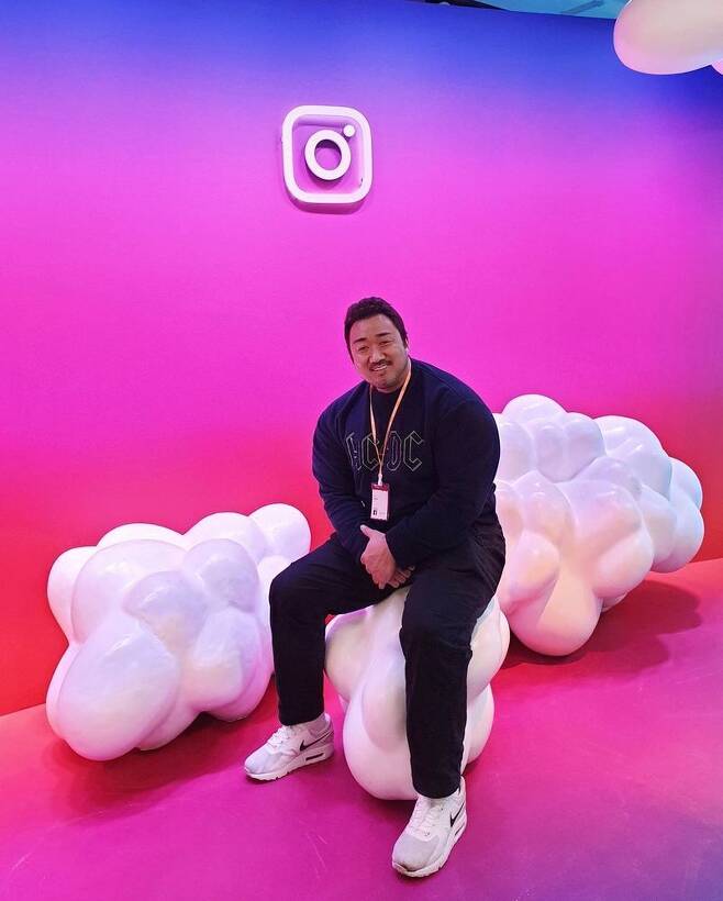Actor Ma Dong-Seok has reported on the latest.On February 1, Ma Dong-Seok posted a picture on his Instagram with an article entitled Instagram Headquarters A look years ago.The photo shows Ma Dong-Seok, who visited Instagram headquarters. Ma Dong-Seok robbed his eyes with a clear look contrasting with his magnificent size.The smile of the camera is attracting attention.