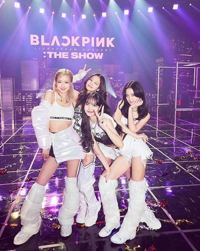 Group BLACKPINK gave a feeling of completing Love Live! Stream Concert The Show.BLACKPINK said on February 1 through its official SNS account, Thank you again to everyone for watching and supporting THE SHOW!!We had a blast and we hope you all did too (thanks to everyone who watched and cheered on The Show).We had a good time, and I hope you all did it. The photo shows BLACKPINK members who pose in various ways while showing off their colorful beauty on stage.It seems to have been taken at the time of the The Show Concert, and I still feel the heat outside the picture.On the other hand, BLACKPINK held its first Love Live! Stream Concert YG PALM STAGE - 2021 BLACKPINK: THE SHOW on the official YouTube channel on January 31st.BLACKPINK has presented a total of 19 performances for about 90 minutes, from the existing hit song Medley to the performance of THE ALBUM, which was first introduced on the day, to the solo new song of Rosé.