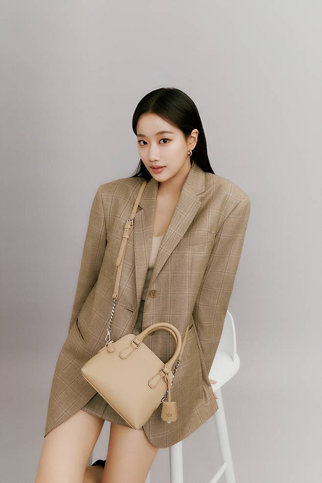 J. Estina Handbags released the first ad cut and film of the 21SS season with Muse Lee Na-eun.Lee Na-eun in the public photos attracted attention with various charms ranging from fresh smile to chic and charismatic appearance.In the pink background, Lee Na-eun wears a pink beige colored bag in a casual sweatshirt, showing a youthful Jungle Animal Hair Salon 2 - Tropical Beauty, while wearing a saddle bag in ivory color to complete a chic mood.In addition, Lee Na-eun matched a simple blue jacket and an ivory-colored mini bag, and wore a sophisticated career womans fashion, a lovely frill dress and a yellow-colored bag, showing the essence of the same bag different coordination with a lovely Jungle Animal Hair Salon 2 - Tropical Beauty.In addition, the two-piece look with a city-wide charm matched the beige color bag and showed a sensual tone-on-tone coordination.Weve got a variety of Handbags Jungle Animal Hair Salon 2 - Tropical Beauty with the new Muse Lee Na-eun ahead of the spring season, said J. Estina Handbags. These 21SS products are designed to match well with any clothes, and refer to the advertising cut with Lee Na-eun this spring. I hope you will refer to Handbags Jungle Animal Hair Salon 2 - Tropical Beauty. On the other hand, the bag worn by Lee Na-eun in the photo can be purchased at J. Estina official online mall, comprehensive mall such as W concept, Mushinsa, 29CM and online editing shop.J. Estina Handbags will hold a variety of promotions, including special discounts and quiz events to present Handbags and gift certificates to purchasing customers in commemoration of the W concept.