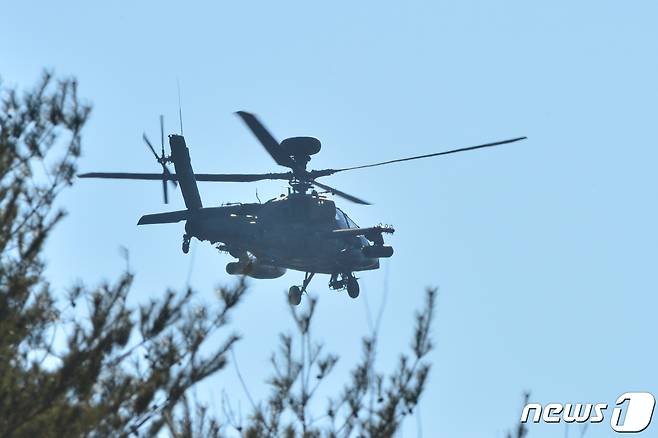 대한민국 육군 AH-64E 아파치 롱보 헬기가 2일 오후 경북 포항시 남구 장기면 수성사격장 상공에서 지형 정찰 비행을 하고 있다. 2021.2.2/뉴스1 © News1 최창호 기자