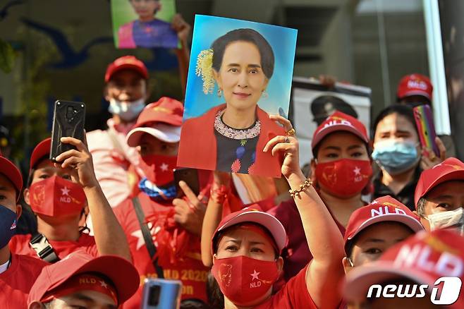 1일 (현지시간) 태국 거주 미얀마 인들이 방콕의 미얀마 대사관 앞에서 구금된 아웅산 수치 국가 고문의 사진을 들고 군부 쿠데타에 항의하는 시위를 벌이고 있다. © AFP=뉴스1 © News1 우동명 기자
