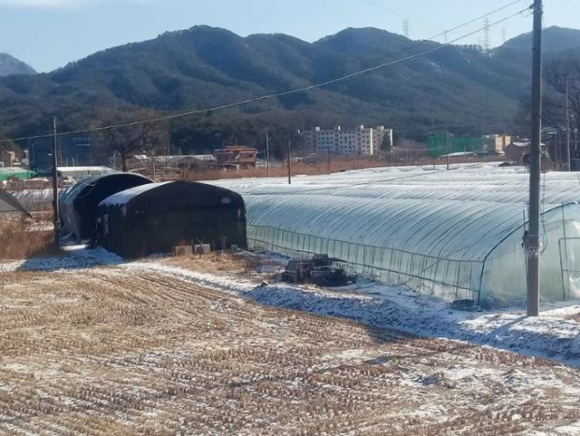 속헹씨가 일했던 경기 포천의 농장. 왼쪽 검은 차양막에 덮힌 곳이 그가 묵었던 비닐하우스 숙소다. 김달성 목사 페이스북