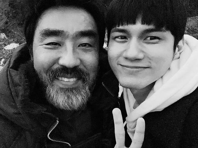 Singer and Actor Ong Sung-woo showed off Actors Ryu Seung-ryong and Chemie.Ong Sung-woo posted a picture on his instagram on February 2 with an article entitled Mansu President and Ongseong # Jeonggane Ranch.In the photo, Ong Sung-woo and Ryu Seung-ryong are taking self-portraits with their faces facing each other and creating a friendly atmosphere. The unexpected meeting of the two attracts attention with their unique chemistry.Ryu Seung-ryong and Ong Sung-woo joined together with Kim Ji-hyuns new film Jungan Ranch.Meanwhile, Junga Nee Ranch is a story of a brother who has been living with cattle for 30 years without a word. It is said that he started shooting on January 22nd.