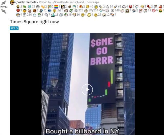 미국 뉴욕 타임스스퀘어 전광판에 ‘$GME GO BRRR’이라는 문구의 광고가 걸려 있다. GME는 게임스톱의 티커(주식시장에 등록된 약자)이며, ‘BRRR’은 돈 찍는 소리를 표현한 것으로 인터넷 밈(모방을 통해 번지는 콘텐츠)으로 자주 사용된다.레딧 캡처