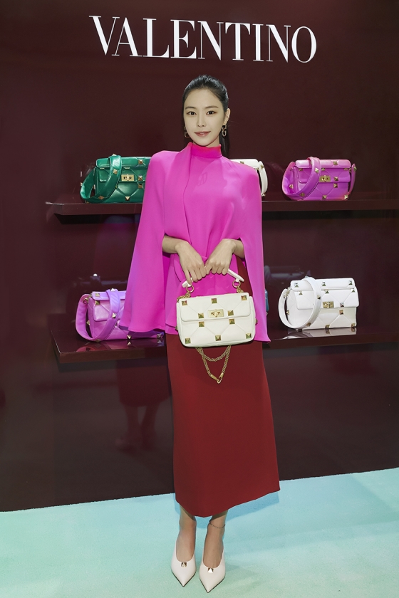 Singer and actor Son Na-eun has shared a stylish current situation.Son Na-eun visited the Roman Stud Pop-up store of Valentino SpA (VALENTINO) on the first floor of EAST at Galleria Department Store in Seoul on the 1st.On this day, Son Na-eun showed off his lovely beauty and innocent atmosphere and admired him as Son Na-eun.The brilliant styling that Son Na-eun introduced also caught the eye.Son Na-eun is one of the top-trend fashionistas who are attracted to each item worn as well as sophisticated plain clothes fashion.On this day, Son Na-eun showed a relaxed and elegant look by matching a red pencil skirt to a hot pink cap top.Here, the ivory-colored Roman stud bag with metal studs is matched and added stylish points.Son Na-eun, who visited the Pop-up store, looked around the Pop-up store leisurely and showed his affection for the brand by wearing items such as bag and shoes decorated with Roman studs, as well as feeling the romance of Italian sensibility and resort without filtering through Roman studs born in Roman architectural style.The Pop-up store is available for a variety of Roman stud collections of Valentino SpA, and is more special by introducing tote bags, belts and bracelets, which are exclusive items commemorating the Pop-up store.Son Na-euns Pop-up store visit was taken safely in compliance with the Corona 19 anti-virus rules after the department stores business hours, and the Pop-up store will also be prepared for safe operation.Meanwhile, Valentino SpAs Roman Stud Pop-up store, which Son Na-eun visited, will be held until the 21st.
