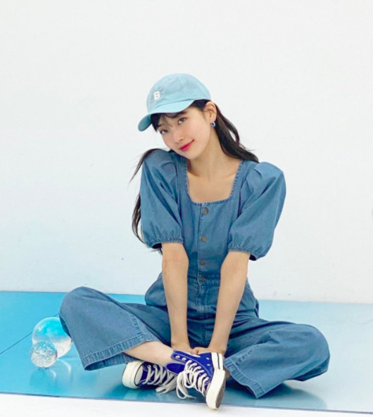 Singer and Actor Bae Suzy, 28, draws Eye-catching by showing off the fashion that preceded the season through photos.Bae Suzy uploaded several photos to her Instagram on Thursday afternoon, drawing attention with an emoticon, Im sorry.A photo posted by Bae Suzy shows off her refreshing beauty in a jumpsuit made of denim material.Its in the late 20s, but still a teen-like visual grabs Eye-catching.Meanwhile, Bae Suzy met viewers through the drama Start Up.Bae Suzy SNS