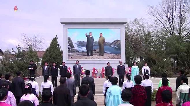 김일성·김정일 모자이크 벽화