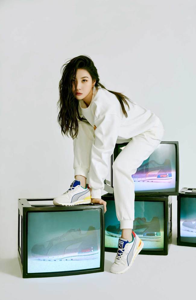 Singer Sunmi Snickers pictorial has been released.Sunmi in the public picture captures the eye with an intense a look and a Sic look.In particular, Sunmi showed off the pictorial craftsmanship with a sense of pose that makes the product stand out.In addition, Sunmi, who matched jogger pants with Snickers, boasted a pallor charm with a Spotify style perfectly.After transferring to his agency, Sunmi succeeded in winning three consecutive episodes of Gashina, The Main character and Syren and became a Solo Queen.Sunmi, who captivated the public with its extraordinary stage performance, grip and solid concept, is making a unique move with Sunmi Pop, which firmly captures his own identity.