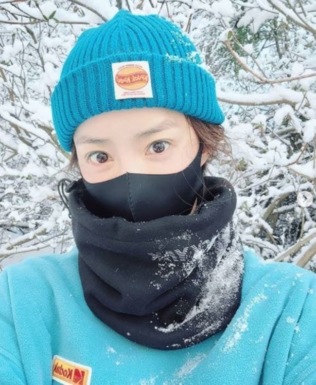 Actor Lee Si-young steps out for Cheonggyesan ClimbingLee Si-young posted photos and videos on her Instagram account on February 4 that she posted to Cheonggyesan.The photo shows Lee Si-young, who takes a selfie while climbing Cheonggyesan, and his distinctive features are also admirable even in a modest face without a toilet.In another video, Lee Si-young is smiling innocently like a child, hitting the eyes of a tree branch, even brushing off the eyes that cover her body.Lee Si-young is a well-known climbing mania and has recently been selected as a cover model for mountain magazines and has been on the top of Bukhansan Mountain.This process was revealed through MBC Point of omniscient interfering and collected a big topic.