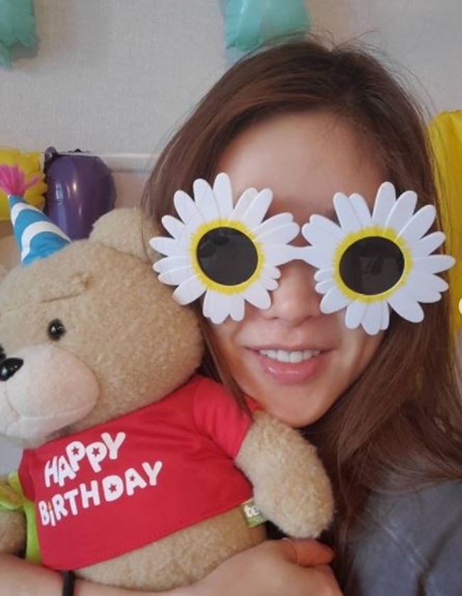 Chae Ri-na, from the group Roora, thanked longtime fans for celebrating her birthday.Chae Ri-na wrote in her Instagram on February 4, Im impressed: Old Celebrity is still a day for you because there are still people who like it.The photo, which was released together, shows Chae Ri-na, who is having a simple birthday party with a gift from fans.The smile does not leave Chae Ri-nas face, which is as happy as a child.Chae Ri-na told fans, I love my beloved fans like old, and Thank you for telling me my birthday every time I pass by casually.On the other hand, Chae Ri-na was active in various fields by debuting the music industry with his second album Roora in 1995.In 2016, he married Park Yong-geun, a 6-year-old baseball player, and has three children.