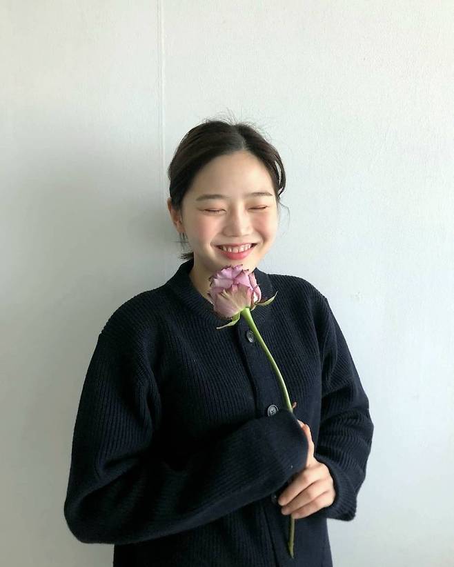 Group OH MY GIRL member Choi Hyo-jung has released the latest news.Choi Hyo-jung posted a photo on her Instagram page on February 4.Choi Hyo-jung in the photo is smiling brightly at the camera with a flower.Choi Hyo-jung is showing off her lovely charm with a shy look.Choi Hyo-jung has been actively communicating with fans through his YouTube channel Jung I Sister.In addition, Choi Hyo-jung is appearing on Discovery Channel Korea and KBS 2TV entertainment program Terrane Village.Meanwhile, the group OH MY GIRL, which Choi Hyo-jung belongs to, debuted in 2015 with the OH MY GIRL mini album OH MY GIRL.OH MY GIRL released its 7th mini album NONSTOP on April 27th.OH MY GIRL will appear on the online live concert UNI - KON (UNee - Conn.) on February 14th.UNI - KON (UNee - Con) includes Kang Daniel (Kanadasun), The Boys (THE BOYZ), Monsta X (MONSTA X), Park Ji-hoon, CIX (CIX), Astro (ASTRO), IZ*ONE (Aizwon), (Women) children, OH MY GIRL, WJSN, AB6IX A total of 14 teams, including ATEEZ, WEi and Cravity, have been confirmed, raising expectations for fans both at home and abroad.