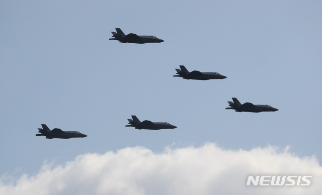 [서울=뉴시스]제72회 국군의 날 기념행사를 앞둔 지난해 9월22일 경기 이천 특수전사령부에서 F-35A 스텔스 전투기가 편대비행 예행연습을 하고 있다. (사진=국방부 제공) 2021.02.04. photo@newsis.com
