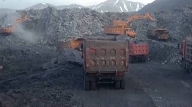 칭하이성 무리광구의 불법 석탄 채굴 장면