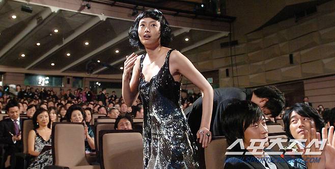 배우 이나영이 2004년 열린 제 25회 청룡영화상 시상식에서  영화 '아는 여자'로 여우주연상에 뽑히자 자리에서 일어나고 있다.