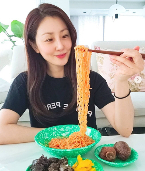 Actor Oh Na-ra shares routineOh Na-ra posted a picture on his instagram on the 5th with an article entitled Be careful when eating noodles. Bibim men and Sundae combination are fresh. dessert is dried persimmon.Oh Na-ra in the public photo is looking at bibim men with a happy expression.In particular, Oh Na-ra stimulated the mouthwatering with a beautiful bibim men and Sundae in a professional bowl, and Actor Yunsea, who saw it, also commented, I love the bowl.On the other hand, Oh Na-ra appeared in SBS entertainment Baek Jong-wons Alley Restaurant which was broadcasted in January and showed the graceful face of Baek Jong-won.