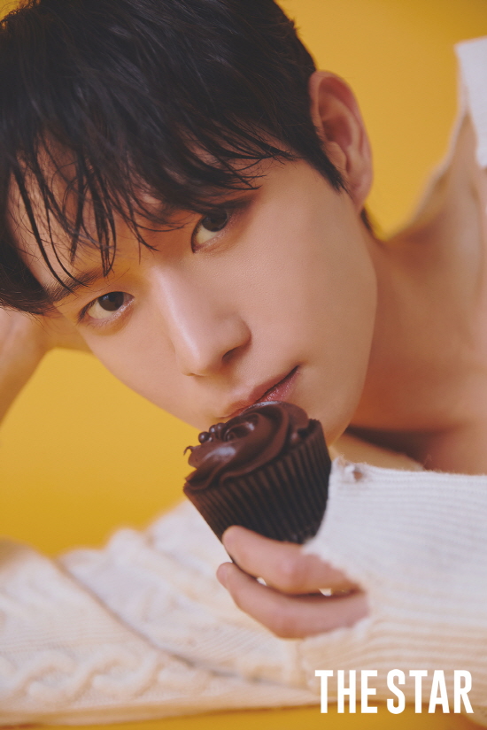 Actor Kim Young-Daes sweet Valentines day pictorial has been unveiled.In this photo released through the February issue of The Star, Kim Young-dae showed off a wonderful visual under the theme of Valentine Boy.In the public picture, Kim Young-dae led the filming scene with a sweet smile, looking at the camera with a chocolate cupcake, or leaning on the sofa and showing a comfortable charm.When asked what Valentines day Gift Kim Young-Dae wants to receive in the interview after the filming, he said, I want to get a Perfume, he said. The Perfume roots are fun these days.Kim Young-dae was noted for the Ju Seok-hoon of the drama Penthouse.When asked about the most memorable thing during the filming, he said, There is a scene where my mother (Ijia) died in the last episode of season 1, and Seok Hoon and Seok Kyung Lee cry.Seok Kyung-yi is crying so sadly, and I am very sad, he said. I have a lot of empathy for Seok-hoon. When asked, What if you choose between Penthouse, Sukgyeong and Rona? Is it family or love?I personally think it is Rona when I see it as a character of Seok-hoon.  I always had the idea of ​​keeping Seok-kyung, but it seems that Seok-hoon changed his life axis by appearing as a character named Rona. When asked about Kim Young-Daes troubles, he said, I am trying to show my developed and mature appearance, saying, I am worried about how viewers can sympathize with me and what kind of charm I will show.I want to show you that point in detail, he said frankly. Its a different charm, even for a similar character.When asked about Kim Young-Daes actual character when he did not act, he said, Everyone thinks it is a quiet and chic personality at first, but it is not at all. He laughed, It is a ridiculous, hairy and funny personality.When asked about the bucket list I wanted to achieve in 2021, I said, I want to do my best and do my best without regret.It is my bucket list that those who see me think he is okay. Kim Young-Daes Sweet Valentines Day pictorial and Interview are available in the February issue of The Star, and the Penthouse behind-the-scenes story and 50-question TMI-filled Interview video can be found on The Star Mobile and official YouTube channels.In the February issue of The Star, you can see information on various stars and styles such as the cover picture of Actor Kim Myung-soos opposite charm, the stylish fashion picture of Actor Nam Kyu Ri, the hot star interview series The Star, Actor Songgang, New East Hwang Min-hyun, and rapper Lilboys Interview.Photo: The Star