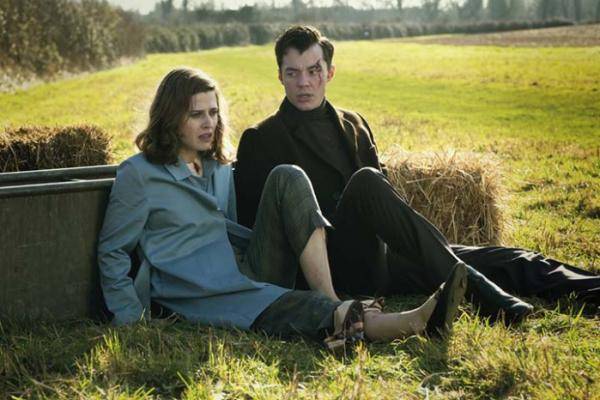 '페니워스'에는 20대의 페니워스는 물론 배트맨의 부모인 토마스 웨인, 마사 웨인의 젊은 시절 모습을 보는 재미가 있다. 웨이브 제공