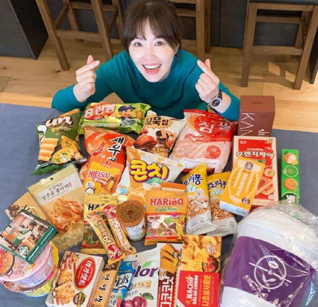 Ha Hee-ra posted a picture on the 7th instagram with an article entitled Thank you ~ Ill eat well ~ Ill share ~ # Thank you # Grace # Gift # My brother # Confectionery ad.The photo shows Ha Hee-ra, who is making a happy look on a variety of Confectionery piles.Ha Hee-ra showed joy by showing his finger heart to his acquaintances surprise gift, and actor Park Ha-sun responded by saying, Its cute beyond the Sister.Meanwhile, Ha Hee-ra is currently in charge of KBS2 Saving Men Season 2 MC with Husband Choi Soo-jong.