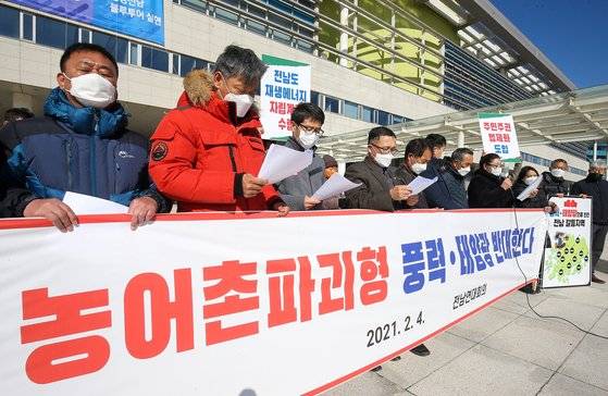 ‘농·어촌파괴형 풍력·태양광 반대 전남 연대회의’가 지난 4일 전남 무안군 전남도청 앞에서 ″농어촌파괴형 풍력·태양광에 반대한다″는 현수막을 들고 있다. 프리랜서 장정필
