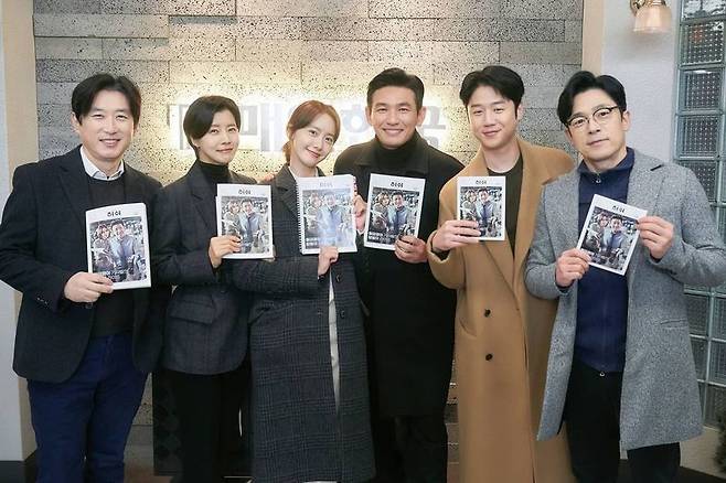 Yoo Sun has expressed his feelings for the end of the JTBC gilt drama The Hershey Company.Actor Yoo Sun wrote on his instagram on February 7, Finally the drama The Hershey Company is over!The wonderful seniors who have been the model every moment .. The juniors who showed the best in their best efforts .. It was a very grateful time that I felt and felt a lot in the field of passion. I am deeply grateful to the staff who have been the best team in the hard times and the cold weather, and the viewers who have been cheering and cheering until the end.Also, Yoo Sun said, And thank you again for your affection and support for Yang Cap, and now you have another farewell: Hi, Korea. Hi, The Hershey Company.Hi, Yang Cap, he added.