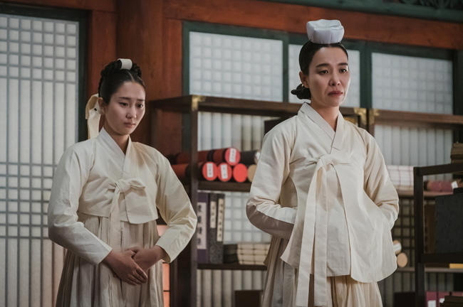 Iron ChefQueen consort Shin Hye-sun, Kim Jung-hyuns DDanger continues.TVNs Saturday drama Iron ChefQueen Consort (directed by Yoon Sung-sik, playwright Choi A-il, production STUDIO PLEX, Craveworks) will be released on February 7th by revealing the precarious appearance of Kim So-yong (Shin Hye-sun) and Cheoljong (Kim Jung-hyun).In the last broadcast, Kim So-yongs reappointment news and the fluctuating palace were portrayed. Kim So-yong was confused, but Cheoljongs efforts began to dream of a new future.But DDanger came.The deputies who tried to break Cheoljongs momentum spread false rumors about Kim So-yong, and Cheoljong accepted Kim byeong-in (Nin-woo)s dDangerous proposal to defend the heavy war.Kim byeong-in, who led the soldiers in front of Cheoljong, who went to the palace to calm the civil war, predicted another blue.Meanwhile, the landscape of the palace, which is shadowed by death, amplifies tension. Kim So-yong, who is a pale-faced person, is at stake as if he will fall down.The Danger that floats in empty and sad eyes stimulates the curiosity, as does Cho Hwa-jin (Sol In-ah), who visited Kim So-yong in the sudden news.It is sad to see that I barely cry and give comfort to the crying.The dDangerous appearance of Cheoljong further heightens DDangers feeling: Kim byeong-in, who showed strong hostility to Cheoljong due to his tangled feelings about Kim So-yong.A fierce battle without a backdrop makes you sweat in your hand, followed by Cheoljong, who grabs the wound and breathes out.It is noteworthy whether he will be able to return to the palace safely.