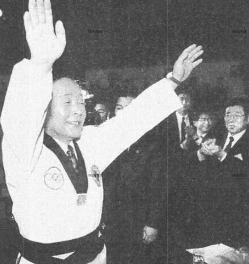 사진=이동준이 증정한 도복을 입고 손을 흔드는 대통령 김영삼
