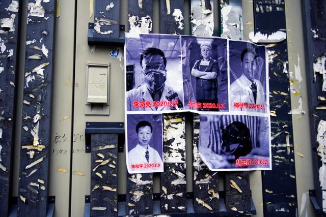 7일 중국 우한의 의사 고 리원량이 근무했던 우한 중앙병원 인근 거리에 리원량을 추모하는 포스터가 붙어 있다. 우한=로이터 연합뉴스