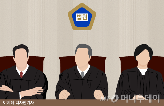 법정에 앉아 있는 판사들 / 사진=이지혜 디자인기자