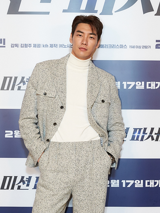 Actor Kim Young-kwang poses at the premiere of the movie mission parsable on Online on the afternoon of the 8th.mission parsable will be released on the 17th as a story in which the excellent excellent of Mercantile agencies and the passionate full secret agent Yuda Hee cooperate to solve the weapons trafficking case.