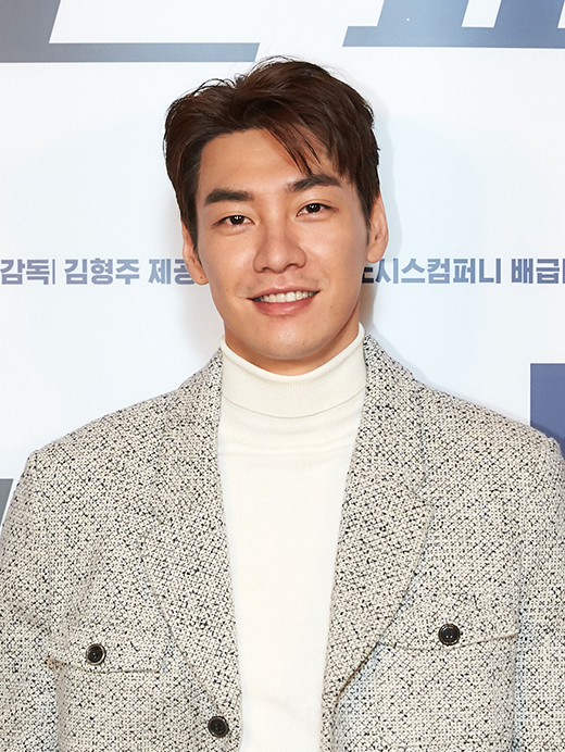 Actor Kim Young-kwang poses at the premiere of the movie mission parsable on Online on the afternoon of the 8th.mission parsable will be released on the 17th as a story in which the excellent excellent of Mercantile agencies and the passionate secret agent Yuda Hee cooperate to solve the weapons trafficking case.