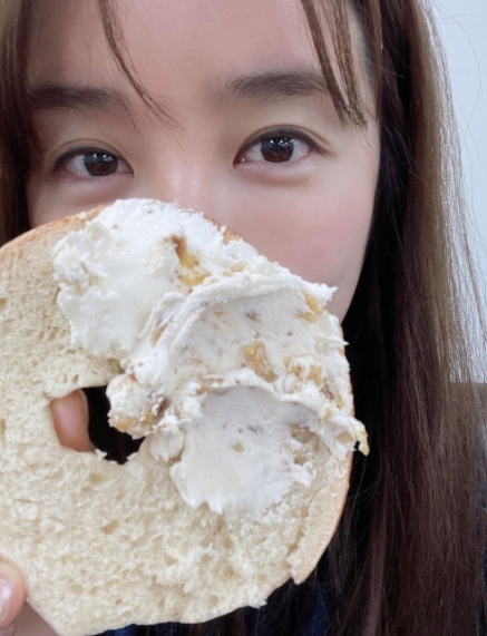 Yoon Eun-hye, an Actor from the group Baby Vox, certified a small face.Yoon Eun-hye posted a picture on his instagram on the 8th with an article entitled I am hungry and happy! It is so delicious!In the open photo, Yoon Eun-hye is making a joyful look at the creamy bagel.Yoon Eun-hye, who joined the Big Heats of the bread-spreading group, showed off her smooth skin that was polished in the close-up photos, and she is surprised to show off her face smaller than bagel.On the other hand, Yoon Eun-hye recently appeared in MBC entertainment Point of Positive Interference and showed off various gold-handed skills such as painting, cooking, and beauty, and is currently delivering current status on YouTube and SNS.Yoon Eun-hye SNS