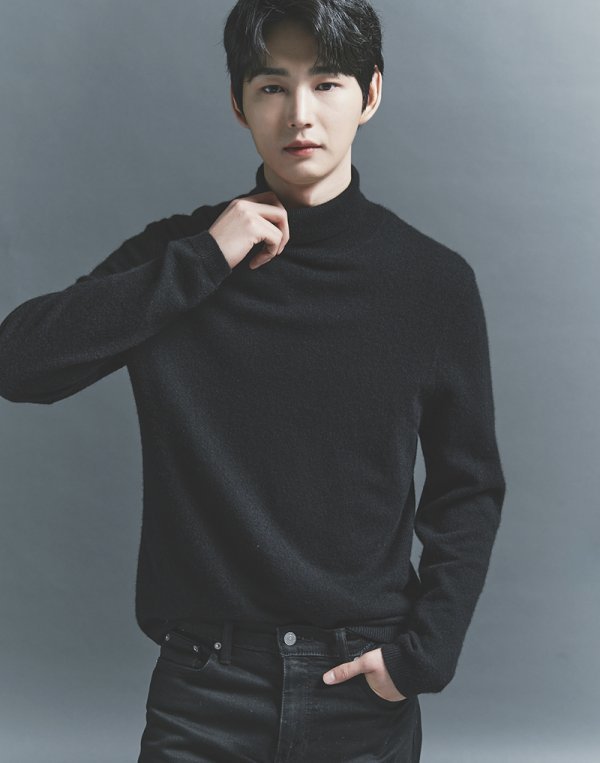 Actor Lee Won-keun has released a new profile Photograph Public.On August 8, the agency Yubon Company released a new profile Photograph of Lee Won-keun, who returned from the duty of defense last month.Based on the concept that emphasizes more mature visuals and relaxed appearance, Lee Won-keun showed a rich emotional line and detailed expressive power in various compositions and moods, and satisfied the publics waiting and excitement toward him.Lee Won-keun in the photograph caught his eye with a soft charisma that spewed out of a clear eye.Not only does it completely digest a neat T-shirt and a black turtleneck, but it also focuses on the eyes of those who look at the camera in a calm black and white tone, revealing the strong attraction of the actor.In addition, the colorful physical that encompasses both formal suits and casual denim styles gives a warm heart.As such, Lee Won-keun once again imprinted his unchanging presence by completing his sensual portrate with his original style and color.