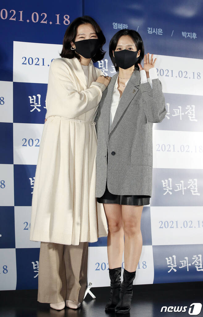 Seoul=) = Actor Yum Hye-ran and Kim Si-eun (right) pose for the stage greeting of the movie Light and Iron at the entrance of Lotte Cinema Counter in Seoul Gwangjin District on the afternoon of the 9th day.Light and Iron is a story about two women who were intertwined in husbands traffic accidents and a secret story surrounding them.