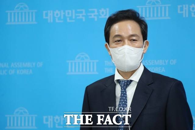 우상호 더불어민주당 서울시장 예비후보가 9일 이른바 '새천년NHK룸살롱' 사건에 대해 인정하고 사과했다. 지난달 28일 '아동 돌봄 정책'을 발표한 뒤 기자들 질문에 답하고 있는 우 후보. /남윤호 기자