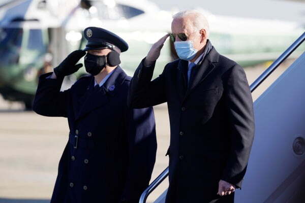 조 바이든 미국 대통령(오른쪽)이 8일(현지시간) 백악관으로 이동하기 위해 메릴랜드주 앤드루 공군기지에 도착하고 있다. AP연합뉴스