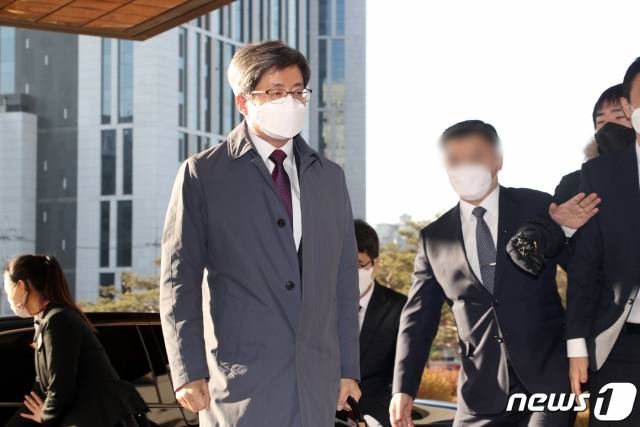 김명수 대법원장이 9일 오전 서울 서초구 대법원으로 출근하고 있다./사진=뉴스1