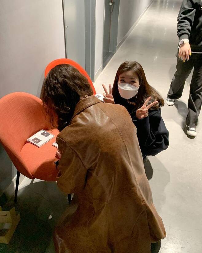 Davichi Lee Hae-ri reveals Fan heart for Singer Gain contestant singer Chung HongOn February 9, Lee Hae-ri posted several photos with his personal instagram I got a CD librarian autograph, Im proud of it, one for my dad.Lee Hae-ri in the public photo is signing Chung Hong.He squats while waiting for the Chung Hong sign, smiling cutely, drawing a V in both hands.Lee Hae-ri appeared as a judge of JTBC Singer Gain which ended on the 8th.