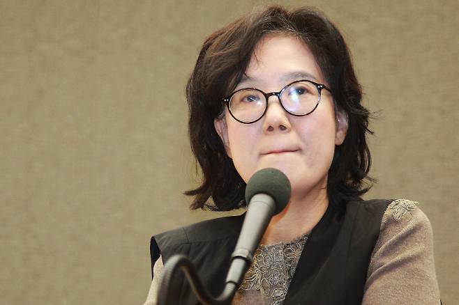 지난 2015년 12월 2일  당시 책 '제국의 위안부'를 써 일본군 위안부 피해자들의 명예를 훼손했다는 혐의로 재판을 받게 된 박유하(세종대 국제학부) 교수가 프레스센터에서 성명서를 발표하는 기자회견을 가지며 굳은 표정을 짓고 있다. 윤창원 기자