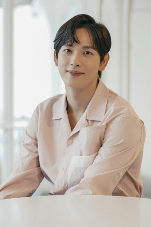 Siwan is expanding his own territory from idol groups to actors and from human drama to noir and thriller.He has also been recognized for his first romantic comedy and has grown into an actor who is expected to be more.Siwan, who recently met the end of JTBC Run On, conducted a written interview with the star.Run On is a spin-off that tells the story of love and growth of a foreign currency translator, Oh Mi-joo, who has to turn back scenes like James Kyson and Siwan, a short-distance national team that has to run in front of him.Siwan, who had less toxic melodrama than his peer actors, was attracting attention as a romance spin-off that he showed in three years.He was not deliberately avoiding melodrama, but he was fascinated by romantic comedy with Run On.Every time Ive been doing spin-offs I think I like, Ive come across the Spin-offs now, and romantic comedy is almost the first time Ive ever seen a run-on.I think romantic comedy has many good things to offer in the genre itself, and I want to participate as much as possible if I have the opportunity in the future.Siwans first romantic comedy character, James Kyson, is buried in the title of a member of parliament, the son of the top actor, and the younger brother of the golf actress.It is a seemingly insatiable environment, but it has inner pain. It is not easy to express emotions and lacks communication with the world.Siwan has had a lot of trouble about whether James Kyson and Character can empathize with viewers.I told the writer, I think Sun-gum should live in his own world.I also seem to have worked hard to tug-of-war to make the other person embarrassed by the unintended pure question but not to look like a social maladjustment.Ive been careful not to lose your taste.Siwan thinks James Kyson and his actual sync rate is about 70%. The remaining 30% is the part that James Kyson wants to act.I think it takes a lot of courage not to run alone when everyone is running, and if someone asks, Can I do it like James Kyson? then my answer is no.I want to act as if I can show boldness in justice.James Kyson, a character who can feel bored, was able to be special because of his breathing with his opponent Shin Se-kyung.He felt that Shin Se-kyung, who first met at Run On, was a difficult image to approach, but all of these stereotypes were broken as he acted together.Ive tried a lot of things Acting while filming Run On, but Shin Se-kyung has been very good at it.So I was quick to believe that I would take it well, no matter what, and that made me emotionally comfortable, and that was probably well communicated to Drama.Run On started last summer and lasted six months from winter.Siwan said that both actors and crews had a lot of hard work due to the Corona 19 issue, and felt grateful that they could finish shooting safely even in difficult situations.I had a lot of trouble with the crew because it was difficult to get a place, and I was unintentionally tested for Corona twice.In the meantime, I had to make a body and I was working out non-face-to-face, and even if I did not make it perfect, I think it is a really valuable muscle. Although the ratings were low, all the actors and staff who participated in Run On were full of good energy by working on Spin-off in one accord.Siwan also felt their precious minds, and thought that empathizing with viewers was a meaningful experience.I participated in OST directly in the hope that I would remain a small comforting drama for everyone who is having a hard time.Ive always been thirsty because Ive never completely folded my music activities, and Ive always been thirsty for it, he said.Thankfully, I had a good chance to join.Siwan has no plans for singer activity yet, but his goal is to be an Actor who can always cause curiosity.As an actor who can even make romantic comedy with Run On, he wants to hear the public say, What will the next spin-off, the next act?I still think theres an infinite chance of growth, and I want to show you how it always works.