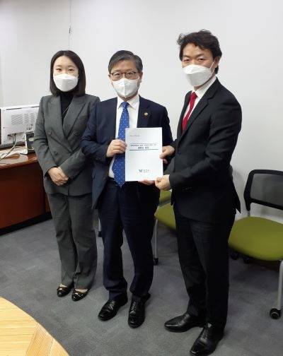 왼쪽부터 이소영 의원, 변창흠 국토부장관, 김종천 과천시장