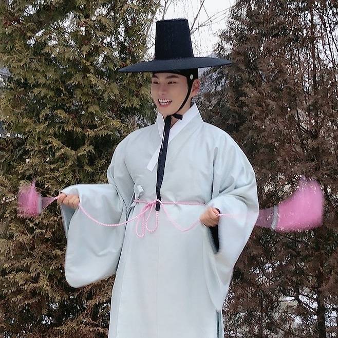 Actor Lee Yi-kyung has revealed a playful lookOn February 10, Lee Yi-kyung posted a picture on his Instagram with an article entitled Chunsam, who is up as a citizen and feels good.Lee Yi-kyung in the photo is wearing a hanbok and has a bright expression and shows a cute charm.In the post, the netizens responded that they were cute, Chunsam is so good, smile is so beautiful.Meanwhile, Lee Yi-kyung played Park Chun-sam on KBS 2TV Blade of the Phantom Master: Chosun Secret Service which ended on February 9.Blade of the Phantom Master: The Confidential Investigation Team of the Joseon Dynasty is a comic mystery investigative drama of the royal secret investigator Blade of the Phantom Master and the Eo Sa-dan, who fights corruption and solves the injustice of the people against corruption.Lee Yi-kyung appeared in many dramas, showing off his acting in the JTBC Uracha Waikiki series and MBC Golden Man and Woman.He appeared in entertainment programs such as tvN Borderless Pocha and Player, and showed a unique entertainment feeling.