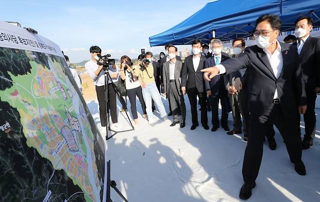 더불어민주당 우원식 행정수도완성추진단장과 박범계 의원 등 국가균형발전 및 행정수도 완성 TF 위원들이 지난해 9월 28일 오후 세종시 어진동 세종국회의사당 후보지를 살펴보고 있다. /사진제공=뉴시스
