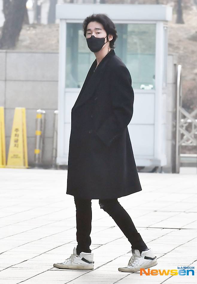 Writer Heo Ji-woong enters the SBS Mokdong office building in Yangcheon-gu, Seoul on February 11 to host the SBS Love FM Heo Ji-woong Show.
