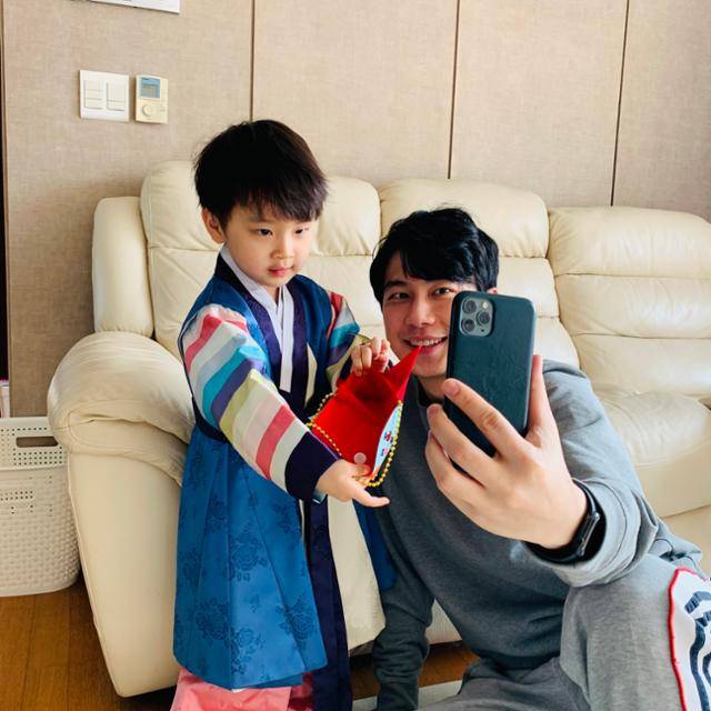 서울 서초구에 사는 성하윤(5)군이 휴대폰 너머로 조부모님과 대화를 나누고 있다. 성건씨 제공