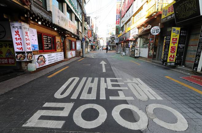 서울시내 대표적인 번화가 중 한 곳인 신촌거리가 코로나19 여파로 텅빈 모습이다.(사진=뉴시스)