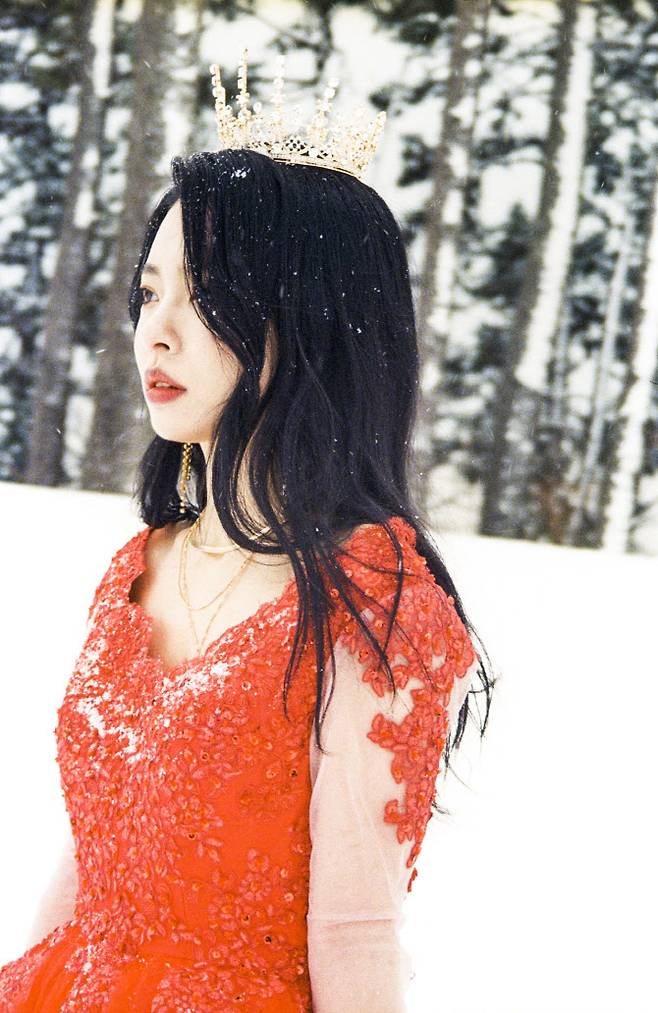 미스피츠는 새 싱글 타이틀곡 뮤직비디오에 직접 출연해 연기에도 도전했다. 영하의 날씨 속 설원에서 촬영을 진행했다는 그는 “추위 때문에 괴롭다는 생각을 해본 건 살면서 이번이 처음이었다”고 웃으며 “얼굴이 얼어서 표정 연기를 하는 데 어려움이 많았다”고 했다.