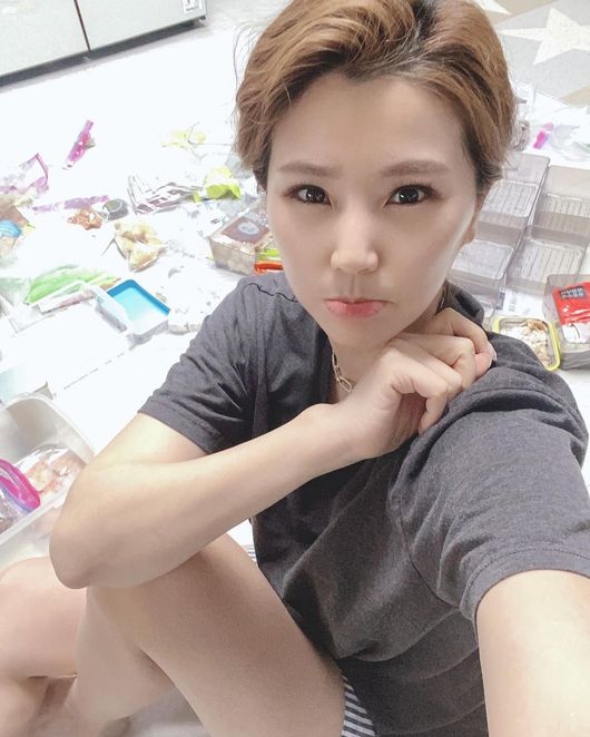 Actor Yoon Mi Lee boasted beautiful looks even if he did not decorate.Yoon Mi Lee posted on his instagram on the 13th, Please ask for a Refrigerator, and ask for a freezer.The beginning of the new year is the Reprigerator theorem, said Yoon Mi Lee.I am cleaning up with a sticker printer.  I am taking a break because I am tired of organizing it. The photo shows Yon Mi Lee busy organizing the refrigerator and freezer.Yoon Mi Lee is impressed by boasting beautiful looks that seem to have made full-make-up even though they are not decorated.Meanwhile, Yoon Mi Lee has three girls in the main video lesson and marriage.