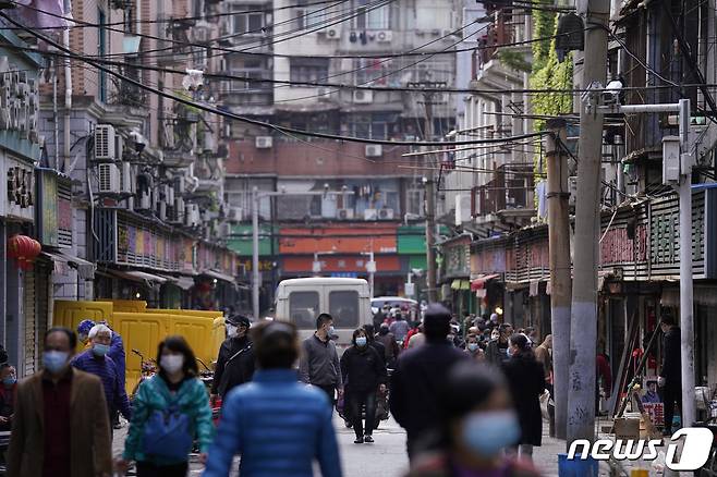 6일 (현지시간) 코로나19 발원지인 후베이성 우한의 거리에 마스크를 쓴 시민들이 북적이고 있다. © 로이터=뉴스1 © News1 우동명 기자